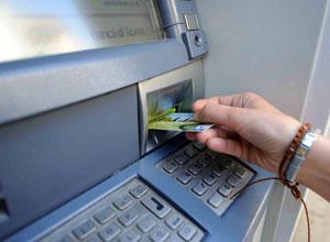 I ladri le rubano il portafoglio e prelevano soldi col suo bancomat