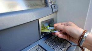 I ladri le rubano il portafoglio e prelevano soldi col suo bancomat