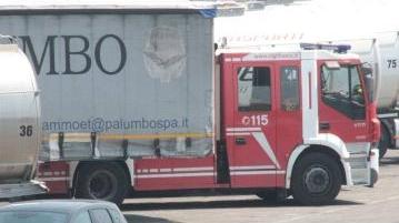 I vigili del fuoco intevenuti in Darsena Toscana
