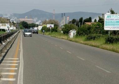 Sopra, Giancarlo Mantovani; pi&ugrave; in alto, lo scooter fuori strada e il corpo coperto da un telo   