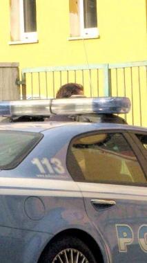 Una volante della polizia in azione in citt&agrave; 