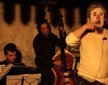 Andrea Kaemmerle durante uno spettacolo   