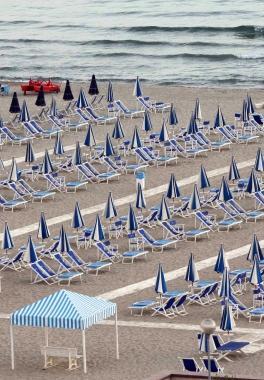 <b>PROTESTA.</b> Sulla spiaggia della Versilia questestate sventoleranno bandiere nere 