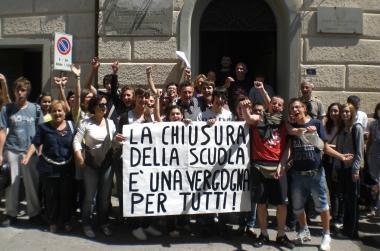 Un momento della recente manifestazione a difesa dellistituto Falchi   