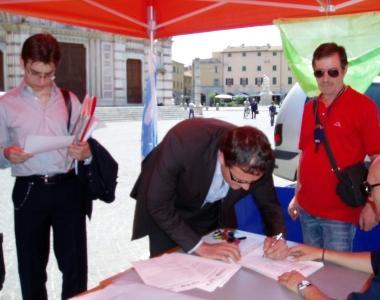 <b>RACCOLTA FIRME.</b> Anche il presidente della Provincia Leonardo Marras 