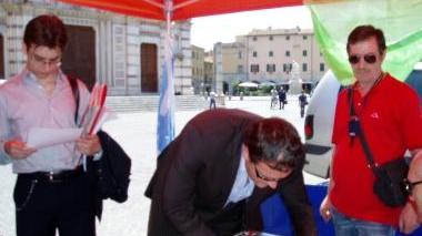 <b>RACCOLTA FIRME.</b> Anche il presidente della Provincia Leonardo Marras