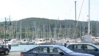 <b>PARCHEGGI.</b> Sulla strada che costeggia la spiaggia del Puntone