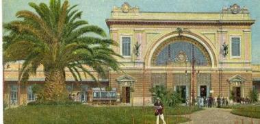 Due immagini depoca della facciata della stazione ferroviaria         