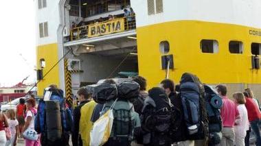 L’imbarco sul traghetto per Bastia