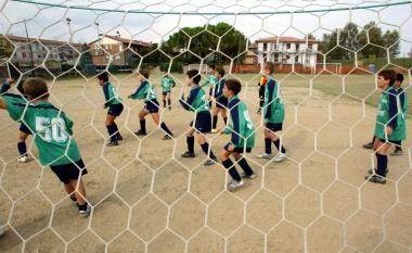 Baby calciatori impegnati in una partita 