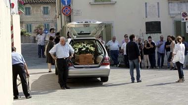 Il feretro di Lucchesini sul sagrato della chiesa