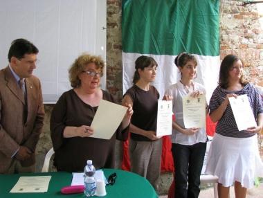 Lassessore Romei e il presidente Varini consegnano gli attestati 
