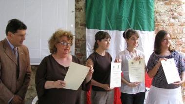L’assessore Romei e il presidente Varini consegnano gli attestati