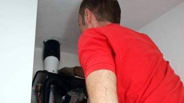 Un caldaista a lavoro