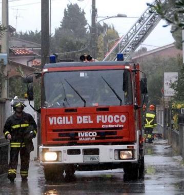 Il vento forte scoperchia la copertura di un'azienda