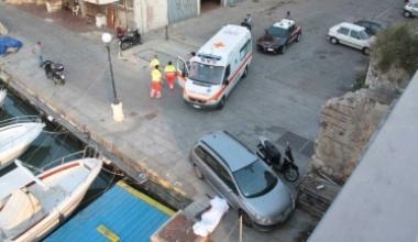 Il corpo senza vita delluomo coperto da un lenzuolo accanto a unauto e lambulanza della Svs 