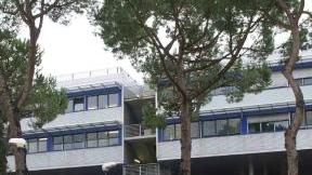 L’ospedale Versilia e (a sinistra) l’avvocato Fabrizio Miracolo