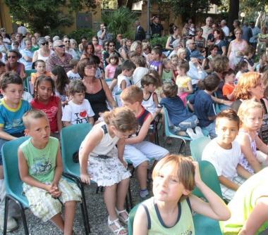 Gli agenti della polizia municipale schierati durante la cerimonia e sotto tanti bambini tra il pubblico di Villa Mimbelli 