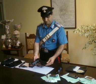 Le pisotle e gli altri oggetti sequestrati dai carabinieri 