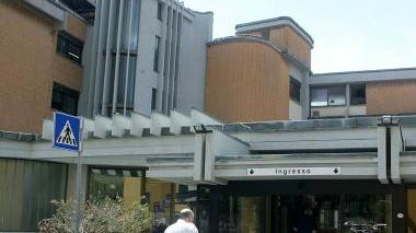 L’ingresso dell’ospedale Cosma e Damiano