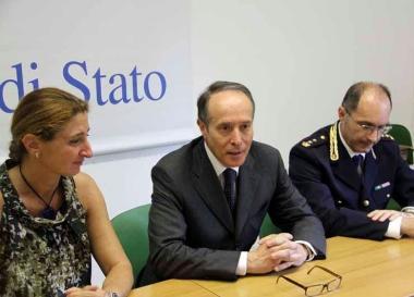 La presentazione del nuovo questore di Massa Carrara Girolamo Lanzellotto Sotto il palazzo della questura 