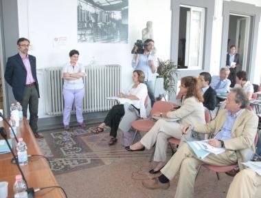 A sinistra un momento dellincontro fra la commissione sanit&agrave; e la dirigenza Asl 6 