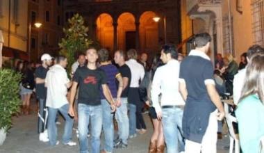 Giovani di sera in via Dante a Massa   