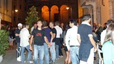 Giovani di sera in via Dante a Massa