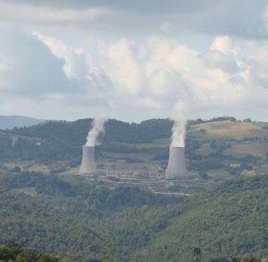 Sopra il sindaco Loris Martignoni chiamato in causa dai sindacati. In alto unaa centrale geotermica 