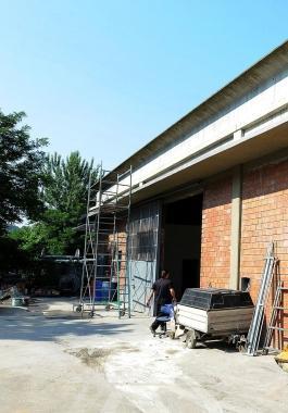 Lingresso del capannone e lo squarcio nel soffitto 