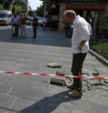 <strong>COME UN PICCOLO TERREMOTO </strong>La pavimentazione saltata in aria davanti a Porta Corsica con la strada “gonfia” e le pericolose voragini. Tutto transennato e traffico deviato