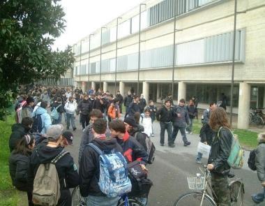 Studenti alluscita da scuola davanti a due istituti cittadini  