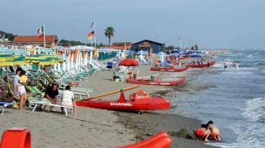 <b>LITORALE.</b> La famiglia del nord era in vacanza sul litorale apuano e si lamenta per i lavori al Versilia e i cattivi odori causati dal dragaggio alla foce del fiume