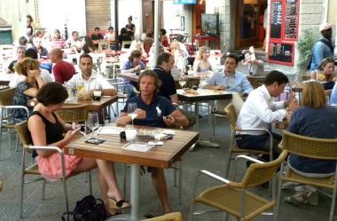 Tavoli allaperto a colazione e a cena 