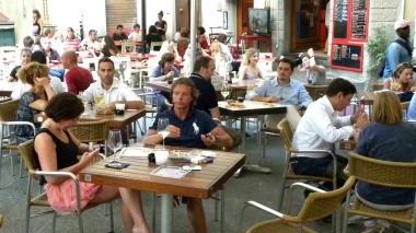 Tavoli all’aperto a colazione e a cena