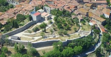Una veduta aerea del centro storico di Campiglia 