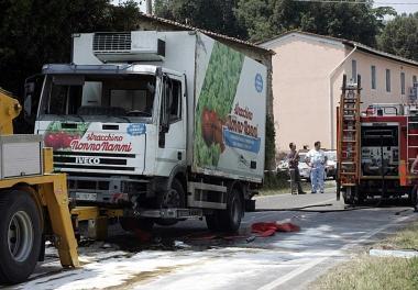 Il camion che ha causato gravi disagi alla circolazione ieri a Cardino 