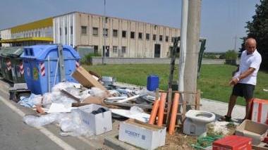 Tv, materassi e amianto in via Poggio Gagliardo