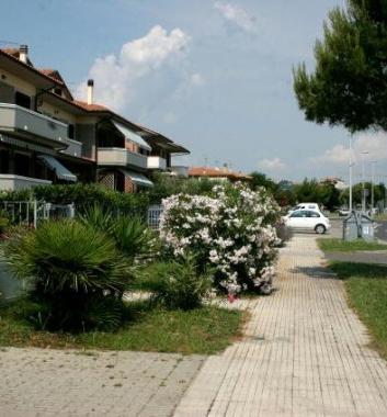 Via Forlì impraticabile per disabili e carrozzine