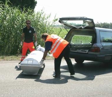 La rimozione di una delle salme 