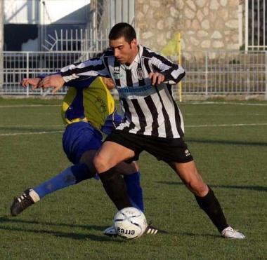 Luca Ceccarelli durante una partita della Massese 