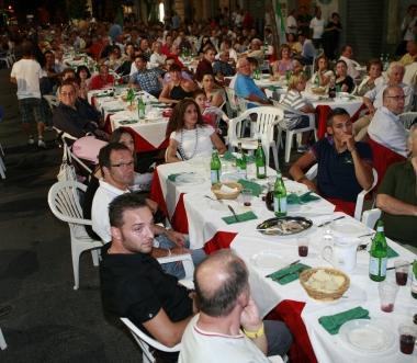 La maxicena in piazza a Lamporecchio e la torta speciale a forma di giornale per il neocampione italiano dei professionisti Giovanni Visconti 