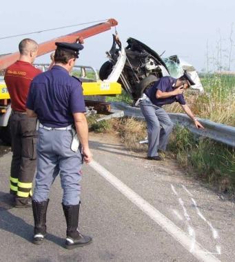 Poliziotti sul luogo dellincidente 