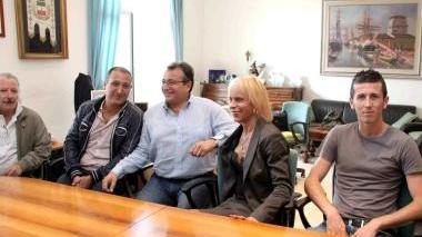 <b>IN MUNICIPIO.</b> Una riunione dei locali col sindaco