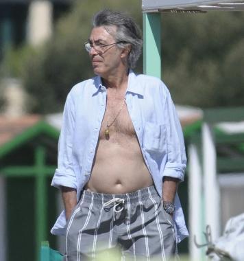 <b>TRIPLETA.</b> Massimo Moratti sulla spiaggia di Forte     