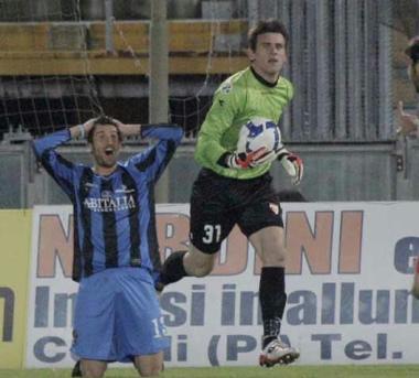 Il portiere Handanovic e, sotto, Dario Knezevic 