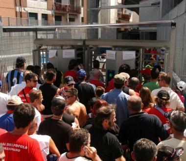 Tifosi in fila ai tornelli dellArena e, a destra, Carlo Battini durante il ricevimento in Comune  