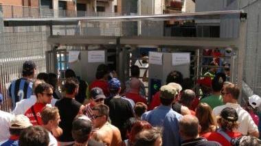 Tifosi in fila ai tornelli dell’Arena e, a destra, Carlo Battini durante il ricevimento in Comune