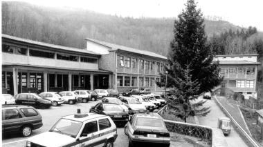L’istituto comprensivo di S.Marcello e studenti mentre consultano le bacheche con i risultati degli scrutini