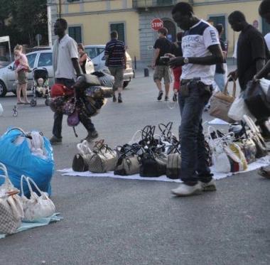 <b>VENDITORI ABUSIVI.</b> Bloccati alla stazione e mentre espongono la merce in piazza 
